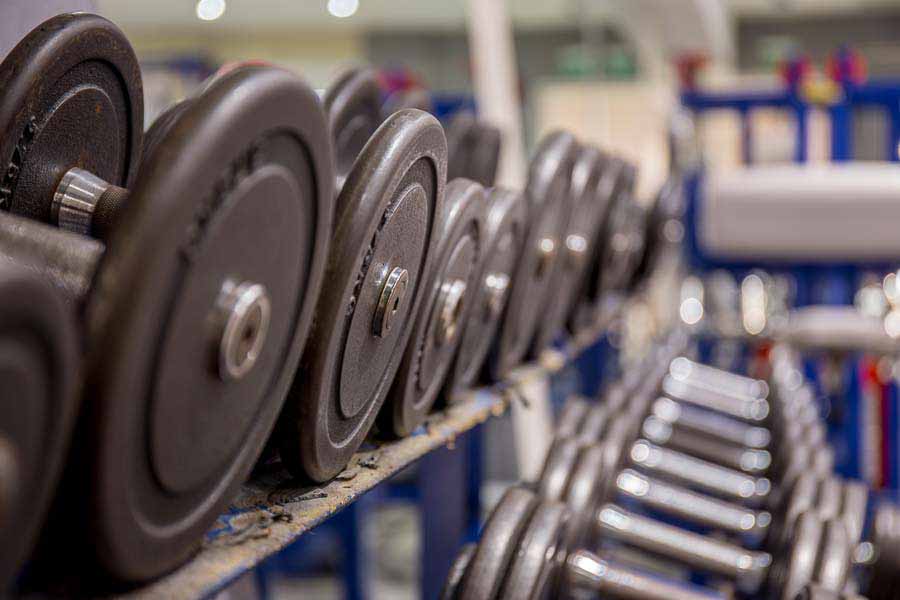 Kurzhanteln im Fitnessraum des Hotels