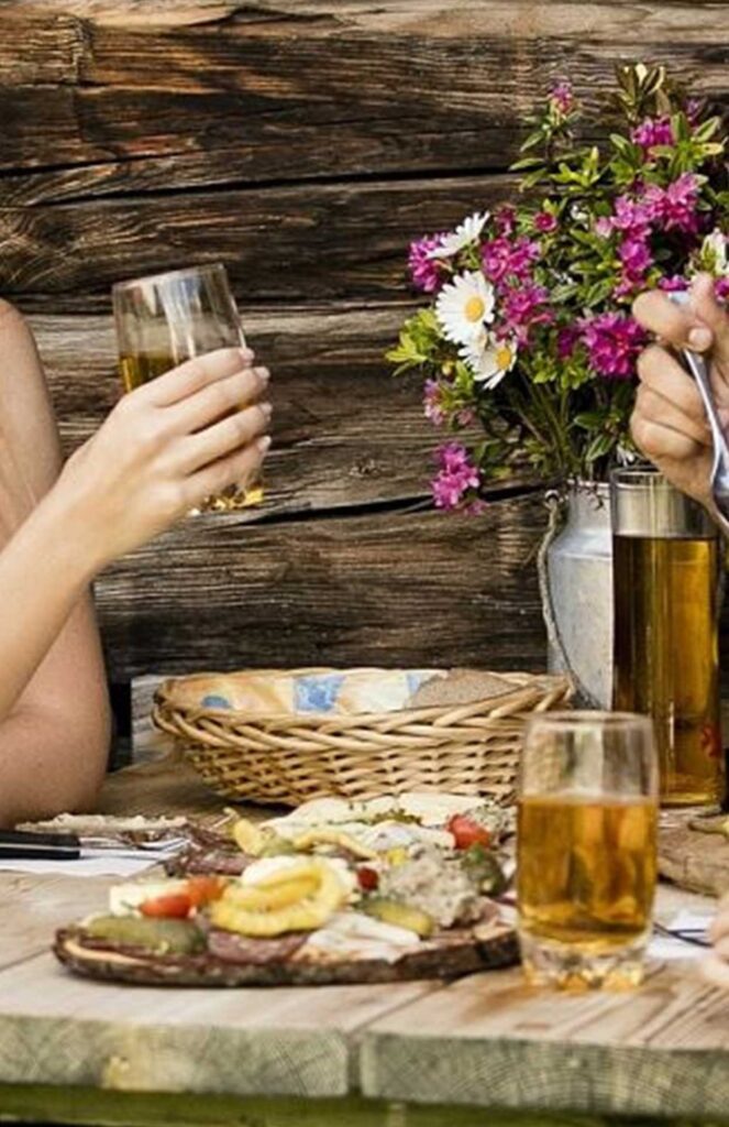 Hüttenjause im Wanderurlaub im Alpendorf St. Johann