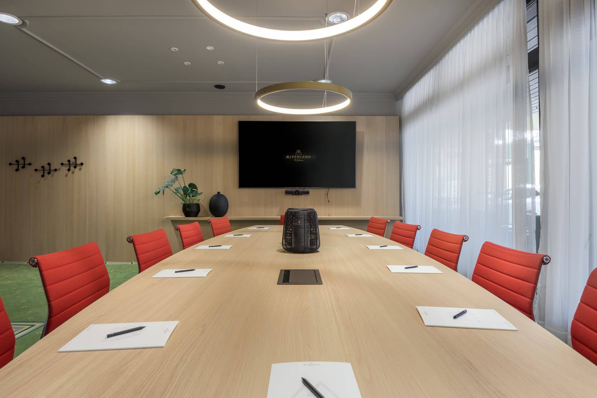 Blick auf den Tisch mit Blockbestuhlung im Seminarraum Klingelberg